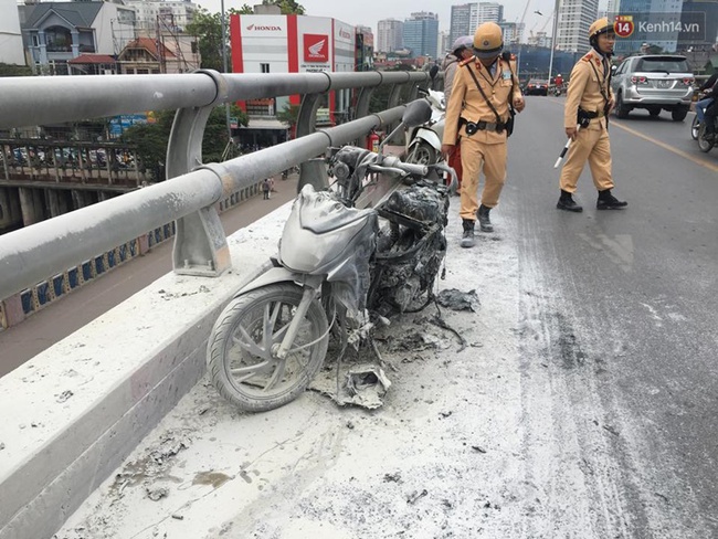 Hà Nội: Bỏ lại xe máy cháy dữ dội, chủ phương tiện bắt taxi đi làm - Ảnh 4.