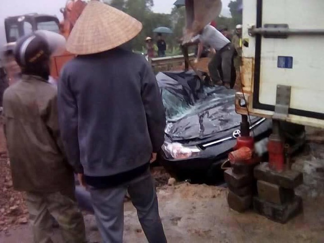 Tai nạn nghi&ecirc;m trọng: Xe container lật &ocirc; t&ocirc; con bẹp d&uacute;m b&ecirc;n đường, 3 người thương vong - Ảnh 4.