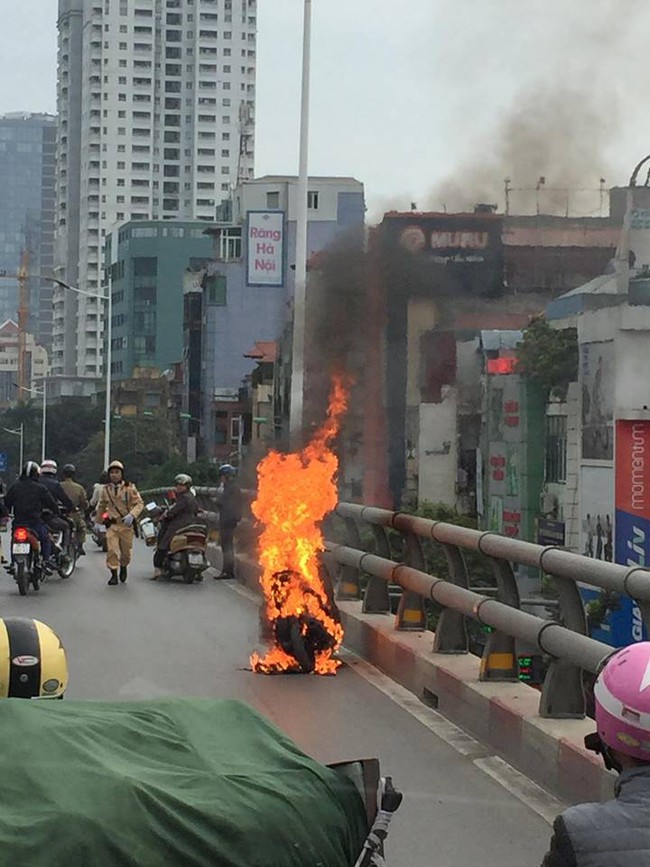 Hà Nội: Xe máy bốc cháy dữ dội trên cầu vượt Láng Hạ - Ảnh 6.