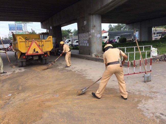 Hình ảnh đẹp: Các chiến sĩ CSGT xúc đất cát do xe chạy ẩu làm đổ ra đường tránh ùn tắc giao thông - Ảnh 1.