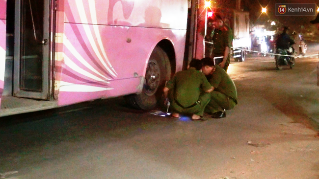 Người thân gào khóc khi cô gái bị xe khách cán tử vong trên đường phố Sài Gòn - Ảnh 2.