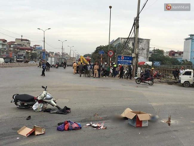 H&agrave; Nội: Xe tải bỏ chạy sau khi c&aacute;n chết người phụ nữ - Ảnh 2.