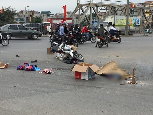 H&agrave; Nội: Xe tải bỏ chạy sau khi c&aacute;n chết người phụ nữ - Ảnh 1.