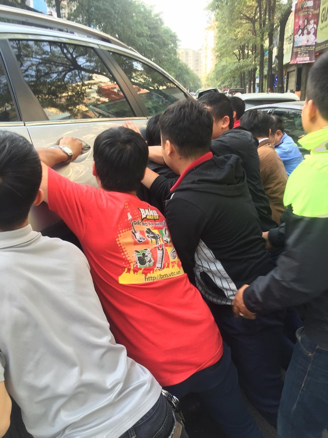 H&agrave; Nội: H&agrave;ng chục người n&acirc;ng &ocirc; t&ocirc; giải cứu hai mẹ con mắc kẹt dưới gầm - Ảnh 2.