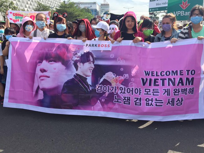 Fan h&acirc;m mộ GOT7 đội nắng chờ đ&oacute;n thần tượng - Ảnh 1.