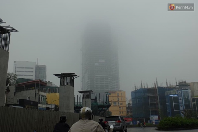 Chùm ảnh: Gần trưa, Hà Nội mờ ảo trong sương mù dày đặc - Ảnh 8.