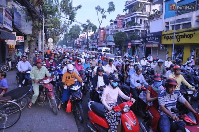Xe container đâm sầm vào hai căn nhà ở Sài Gòn, nhiều người hốt hoảng tháo chạy - Ảnh 2.