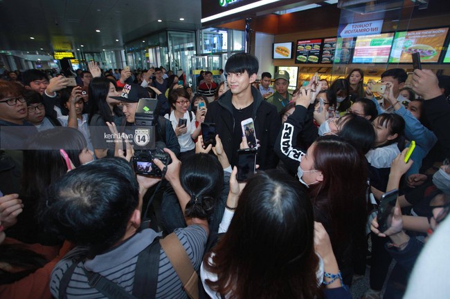 Taecyeon 2PM bị fan v&acirc;y k&iacute;n tại H&agrave; Nội - Ảnh 4.