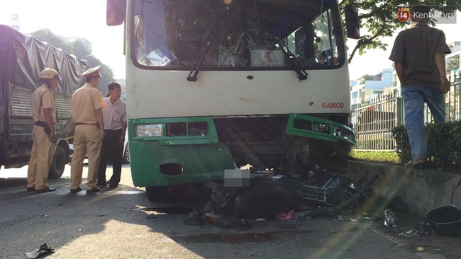 TP. HCM: Va chạm với xe buýt, 2 ông cháu mắc kẹt dưới đầu xe, 1 người tử vong - Ảnh 1.