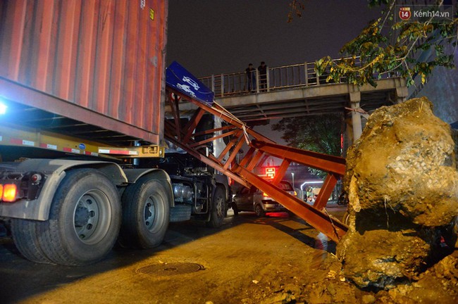 H&agrave; Nội: Xe container h&uacute;c đổ cổng hạn chế chiều cao, đường Xu&acirc;n Thủy bị chặn lối - Ảnh 2.