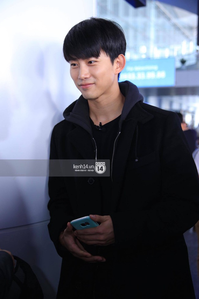 Taecyeon 2PM bị fan v&acirc;y k&iacute;n tại H&agrave; Nội - Ảnh 9.