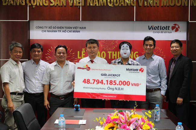 Người đ&agrave;n &ocirc;ng đeo mặt nạ m&ocirc;i son nhận giải Jackpot gần 49 tỷ đồng tại S&agrave;i G&ograve;n - Ảnh 1.