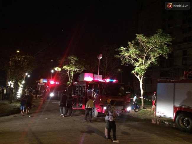 Đà Nẵng: Sập giàn giáo ở tòa nhà Luxury Apartment, ít nhất 4 người bị thương - Ảnh 3.