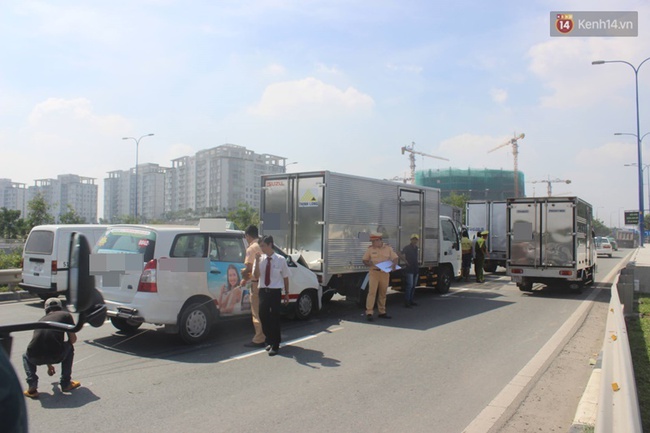 TP. HCM: Tai nạn liên hoàn trên đại lộ Mai Chí Thọ, đường vào hầm vượt sông Sài Gòn ùn tắc - Ảnh 2.