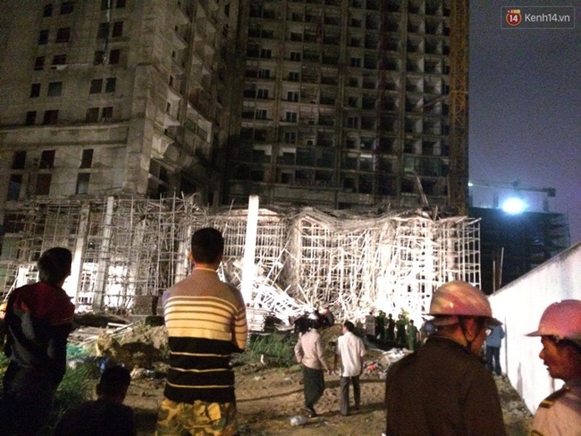 Đà Nẵng: Sập giàn giáo ở tòa nhà Luxury Apartment, ít nhất 4 người bị thương - Ảnh 1.