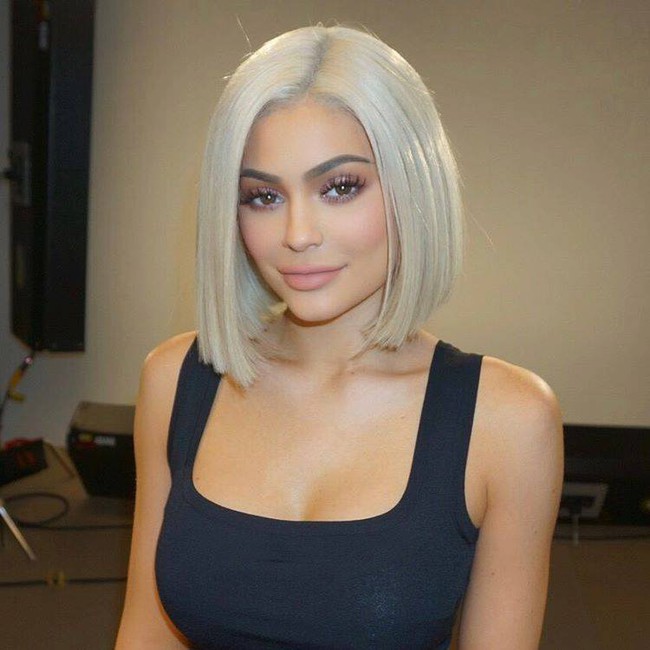 Để tóc mới, Kylie Jenner trông giống hệt... chị dâu lắm chiêu Blac Chyna - Ảnh 1.
