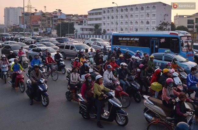 Chùm ảnh: Chiều 28 Tết, người dân lỉnh kỉnh đồ đạc về quê, nhiều tuyến đường ở Hà Nội ùn tắc - Ảnh 19.