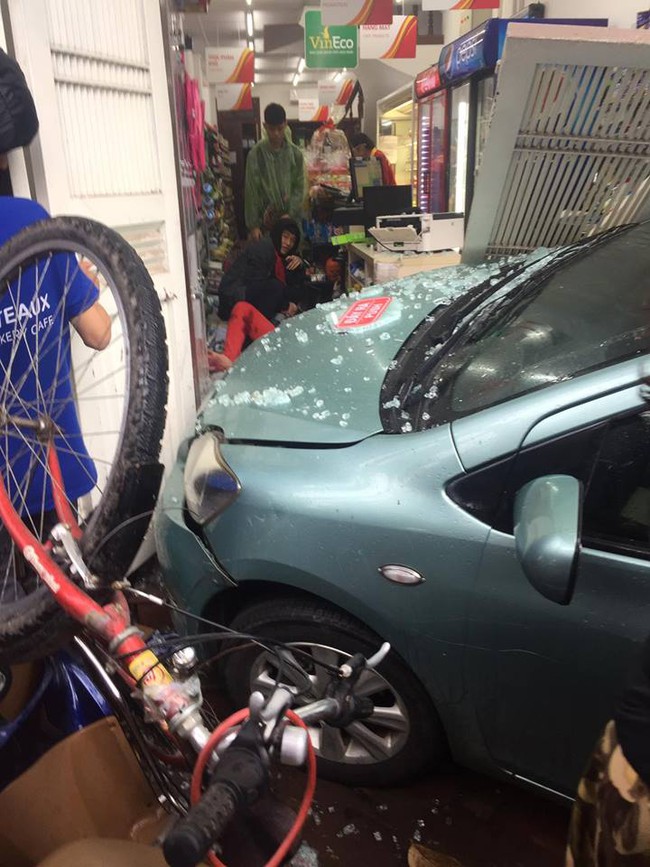 Hà Nội: Xe ô tô mất lái đâm vào siêu thị Vinmart, 1 người nằm bất động trên sàn - Ảnh 2.