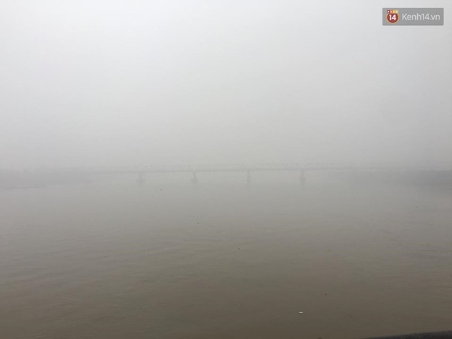 Chùm ảnh: Gần trưa, Hà Nội mờ ảo trong sương mù dày đặc - Ảnh 10.