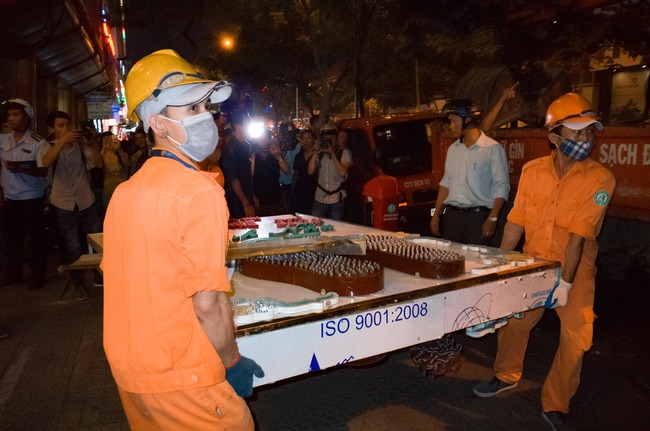 Nhiều chủ kh&aacute;ch sạn ở quận 1 cuống cuồng &ocirc;m bảng hiệu chạy v&agrave;o nh&agrave; khi thấy lực lượng đi dẹp vỉa h&egrave; - Ảnh 15.