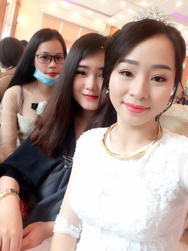 C&ocirc; n&agrave;ng bỗng dưng nổi tiếng v&igrave; đi đ&acirc;u, l&agrave;m g&igrave; cũng... đeo khẩu trang chụp ảnh - Ảnh 9.