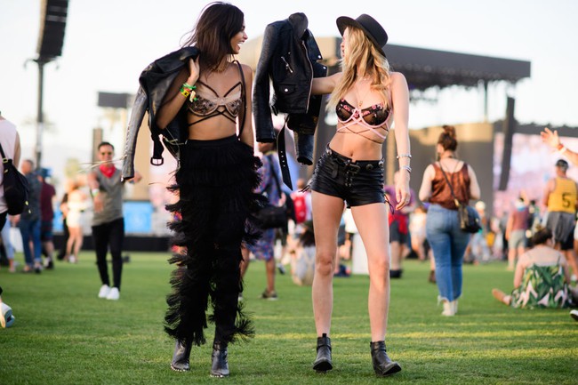 Selena Gomez và The Weeknd được Vogue chọn là cặp đôi mặc đẹp nhất Coachella 2017 - Ảnh 19.