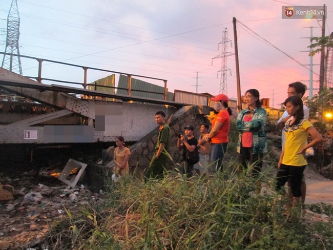 Thi thể người đàn ông đang phân hủy trôi trên sông Sài Gòn - Ảnh 2.