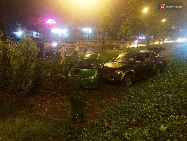 TPHCM: Xe taxi nát bét sau va chạm với xe ô tô, 4 người bị thương nặng - Ảnh 3.