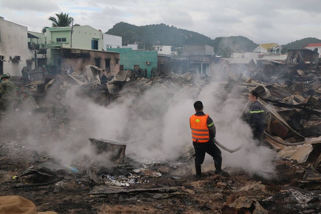 Hiện trường tan hoang sau vụ cháy kinh hoàng thiêu rụi 70 nhà dân ở Nha Trang - Ảnh 4.