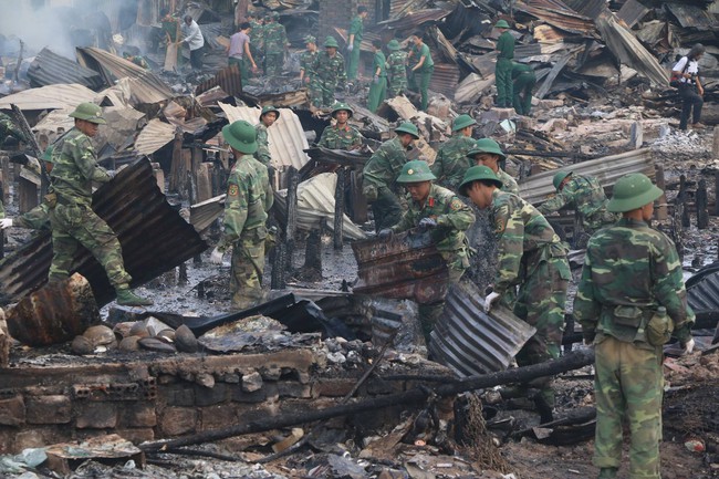 Hiện trường tan hoang sau vụ cháy kinh hoàng thiêu rụi 70 nhà dân ở Nha Trang - Ảnh 6.