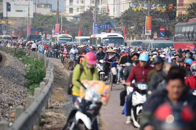 Chùm ảnh: Chiều 28 Tết, người dân lỉnh kỉnh đồ đạc về quê, nhiều tuyến đường ở Hà Nội ùn tắc - Ảnh 3.