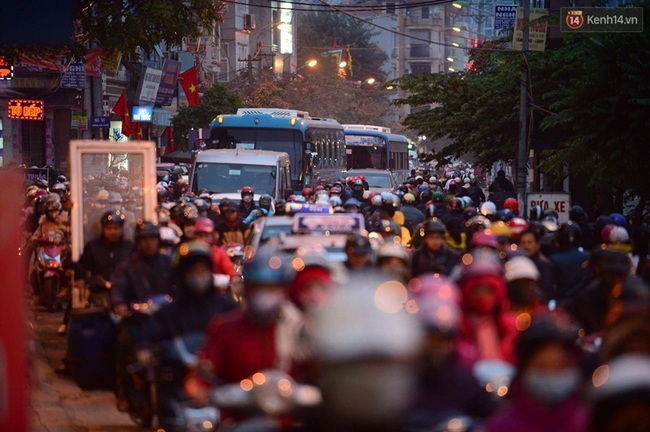 Người Hà N&ocirc;̣i phát đi&ecirc;n vì đường tắc kéo dài trong ngày &ocirc;ng C&ocirc;ng &ocirc;ng Táo - Ảnh 2.