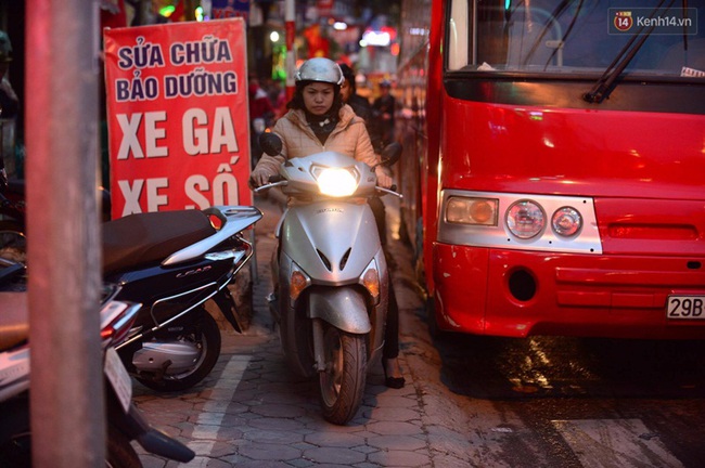 Người Hà N&ocirc;̣i phát đi&ecirc;n vì đường tắc kéo dài trong ngày &ocirc;ng C&ocirc;ng &ocirc;ng Táo - Ảnh 4.