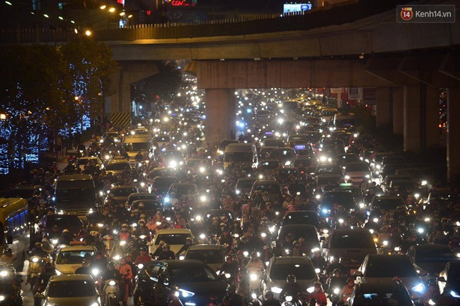 Người Hà N&ocirc;̣i phát đi&ecirc;n vì đường tắc kéo dài trong ngày &ocirc;ng C&ocirc;ng &ocirc;ng Táo - Ảnh 9.