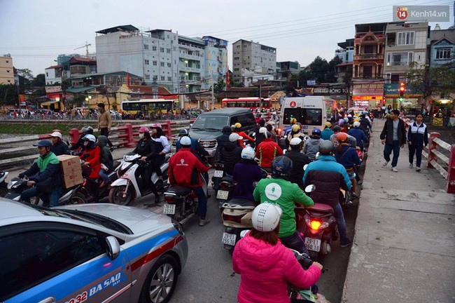Người Hà N&ocirc;̣i phát đi&ecirc;n vì đường tắc kéo dài trong ngày &ocirc;ng C&ocirc;ng &ocirc;ng Táo - Ảnh 1.