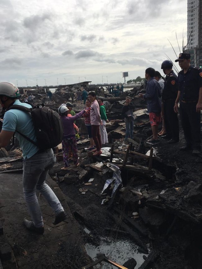 Hiện trường tan hoang sau vụ cháy kinh hoàng thiêu rụi 70 nhà dân ở Nha Trang - Ảnh 8.