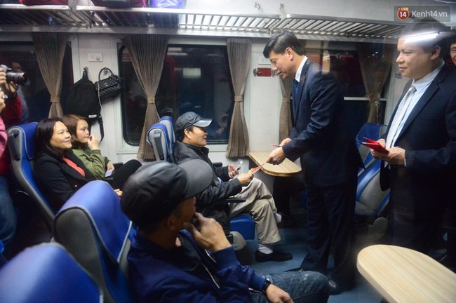 Người đàn ông 30 năm ăn Tết trên tàu và chuyến tàu cuối cùng rời ga Hà Nội trong đêm giao thừa - Ảnh 12.