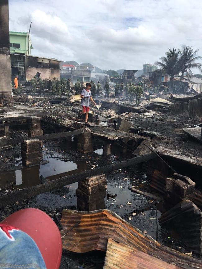 Hiện trường tan hoang sau vụ cháy kinh hoàng thiêu rụi 70 nhà dân ở Nha Trang - Ảnh 7.