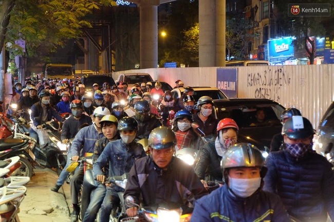 Người Hà N&ocirc;̣i phát đi&ecirc;n vì đường tắc kéo dài trong ngày &ocirc;ng C&ocirc;ng &ocirc;ng Táo - Ảnh 11.