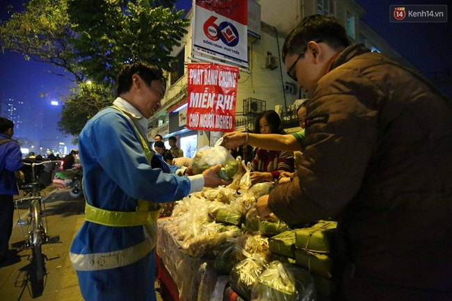 Ấm lòng với 500 chiếc bánh chưng dành cho người nghèo và bệnh nhi ăn Tết - Ảnh 4.