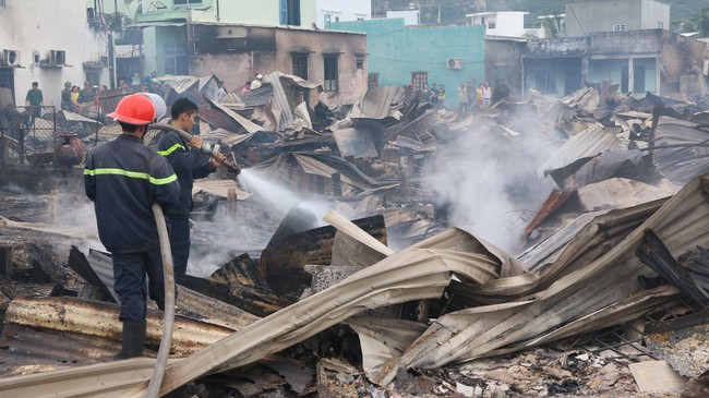 Hiện trường tan hoang sau vụ cháy kinh hoàng thiêu rụi 70 nhà dân ở Nha Trang - Ảnh 5.