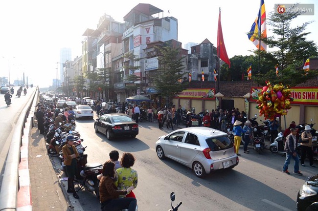 Mới m&ugrave;ng 1 Tết th&ocirc;i nhưng nhiều tuyến đường của Thủ đ&ocirc; đ&atilde; đ&ocirc;ng nghẹt rồi - Ảnh 2.