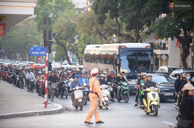 Mới m&ugrave;ng 1 Tết th&ocirc;i nhưng nhiều tuyến đường của Thủ đ&ocirc; đ&atilde; đ&ocirc;ng nghẹt rồi - Ảnh 12.