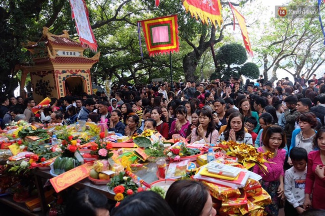 Hà Nội: Hàng vạn người dân chen chân đi lễ Phủ Tây Hồ mùng 2 Tết - Ảnh 6.