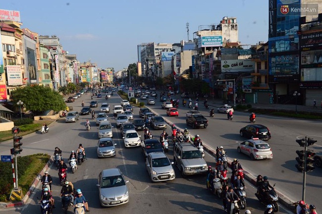 Mới m&ugrave;ng 1 Tết th&ocirc;i nhưng nhiều tuyến đường của Thủ đ&ocirc; đ&atilde; đ&ocirc;ng nghẹt rồi - Ảnh 14.