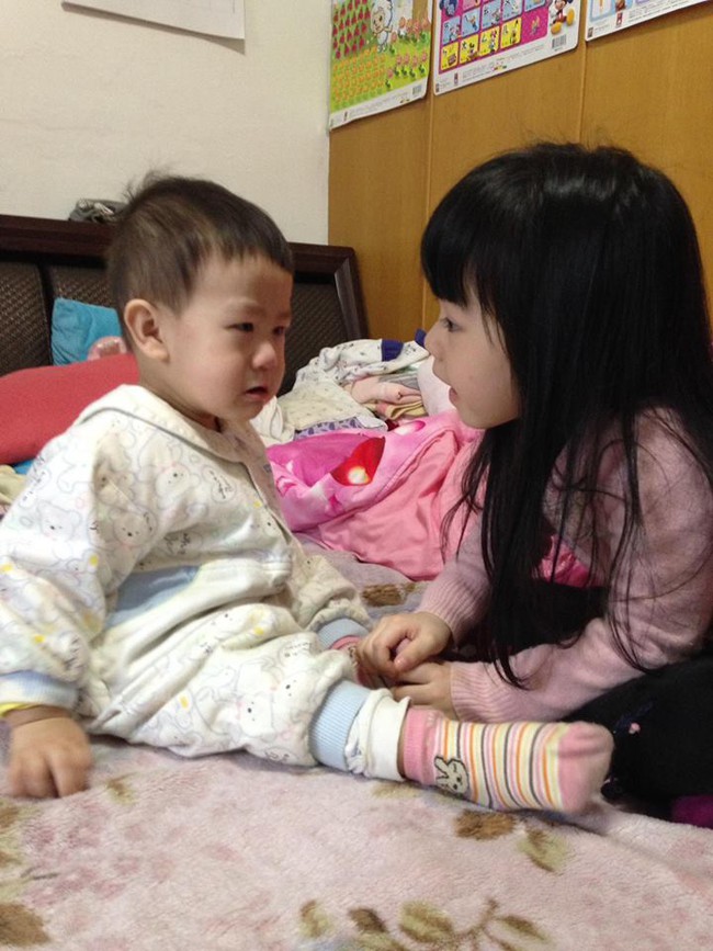 Bị mẹ ngăn cản, c&ocirc; b&eacute; 5 tuổi vẫn ki&ecirc;n quyết cắt t&oacute;c răng cưa để giống thần tượng Maruko  - Ảnh 13.