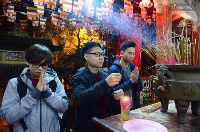 Người Hà Nội đi lễ chùa, lắng nghe tiếng chuông đầu năm mới - Ảnh 3.