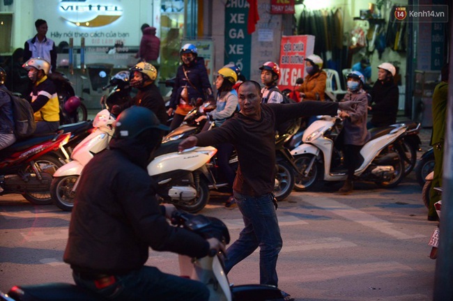 Người Hà N&ocirc;̣i phát đi&ecirc;n vì đường tắc kéo dài trong ngày &ocirc;ng C&ocirc;ng &ocirc;ng Táo - Ảnh 6.