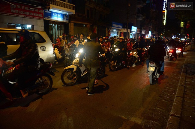 Người Hà N&ocirc;̣i phát đi&ecirc;n vì đường tắc kéo dài trong ngày &ocirc;ng C&ocirc;ng &ocirc;ng Táo - Ảnh 8.