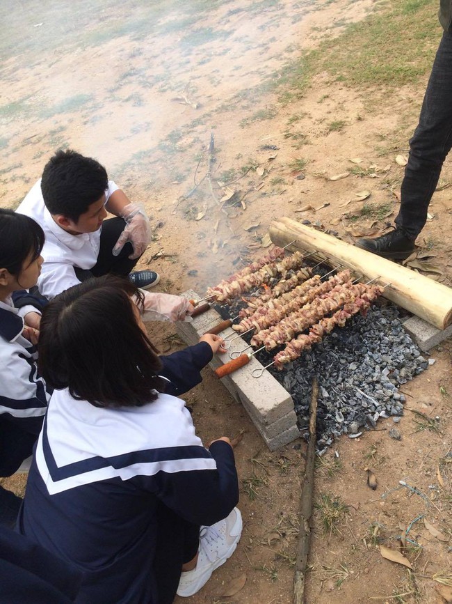 Chưa từng có: Tiệc tất niên với suất bún chả dài... 6 mét của học sinh Bắc Giang - Ảnh 4.